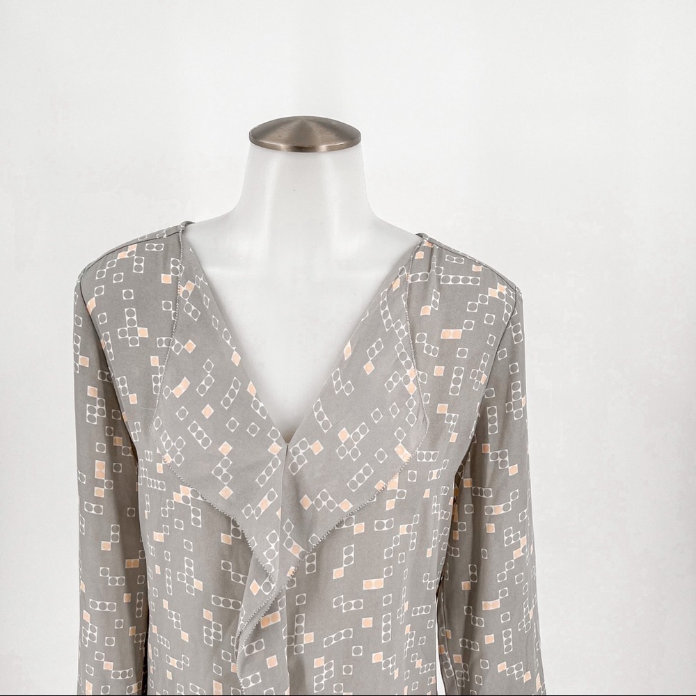 Halogen Large  blouse Gray, pink Soft geometric Pattern V Neck Ruffle! - Picture 4 of 8